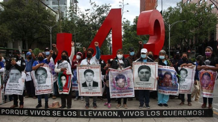 Blindan el Zócalo de CDMX antes de la marcha por los 43 normalistas de Ayotzinapa