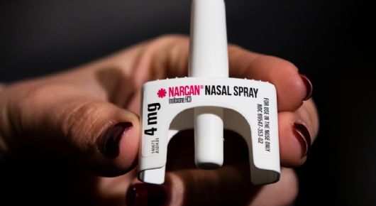 ¿Qué es el Narcan y por qué Estados Unidos lo distribuye gratis en máquinas expendedoras?