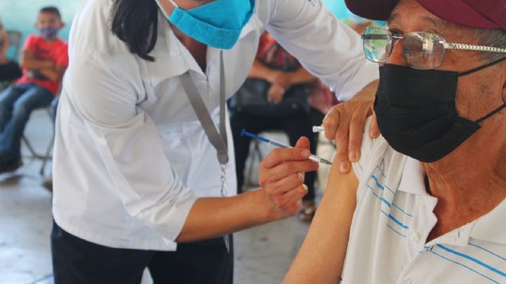 Arranca en Colima vacunación de refuerzo para personas de 30 años o más