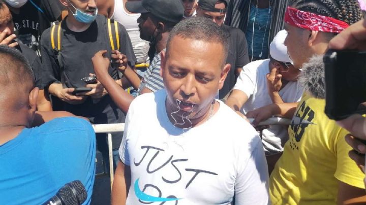 Migrantes se cosen los labios como protesta en Tapachula