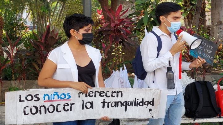Decenas de personas marchan para exigir la paz en Colima