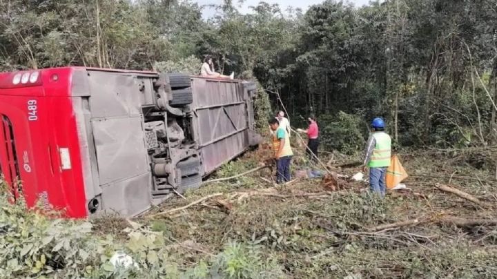 Vuelca autobús de pasajeros en la carretera Mérida-Cancún;  hay al menos 8 muertos