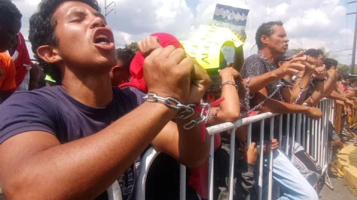 Migrantes de Tapachula cumplen 7 días en huelga de hambre; hoy se encadenaron