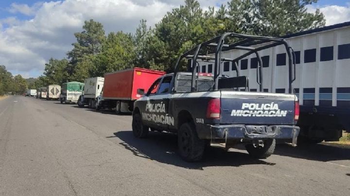Ante los contantes asaltos, Policía Michoacán escolta a 14 camiones cargados con aguacate