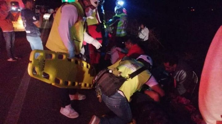 ¡El viento los volcó! Autobús con migrantes se accidenta en Oaxaca; reportan 10 heridos