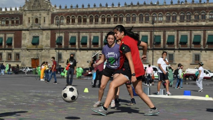 Mujeres ponen el ejemplo contra la violencia con 'retas' de futbol en el Zócalo