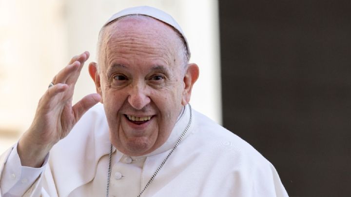 Papa Francisco bromea con mexicanos: "Â¿Sabes quÃ© necesito para la pierna? Un poco de tequila" | VIDEO