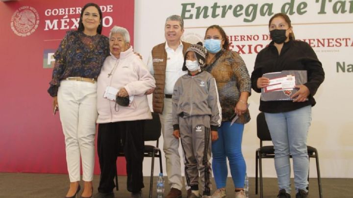 Ariadna Montiel Reyes entrega tarjetas del Banco del Bienestar en Naucalpan