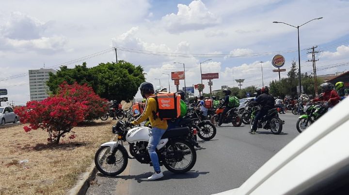 Repartidores bloquean carretera por el asesinato de su colega en un asalto