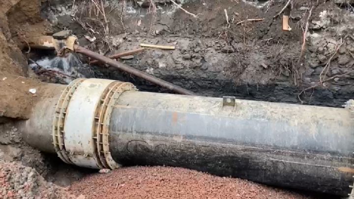 MEGAFUGA en Iztapalapa: Sacmex reemplaza tubo y restablece el suministro de agua