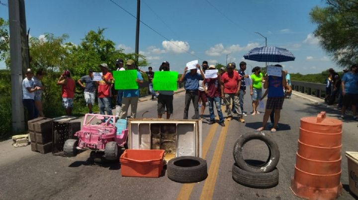 Pobladores bloquean Puente Chairel en Tampico ante falta de apoyos