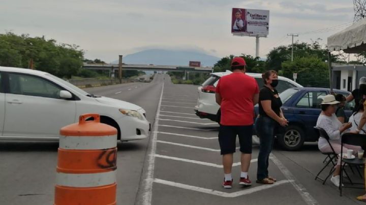 Familiares de trabajador desaparecido de Conagua cierran autopista Guadalajara-Manzanillo