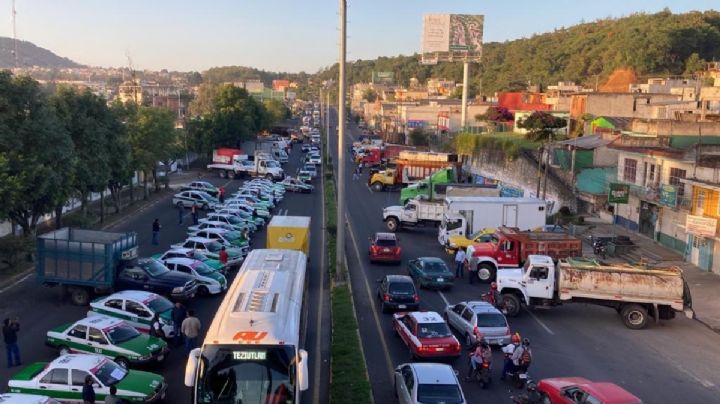 Protestan transportistas en Xalapa por abusos policiales e inseguridad