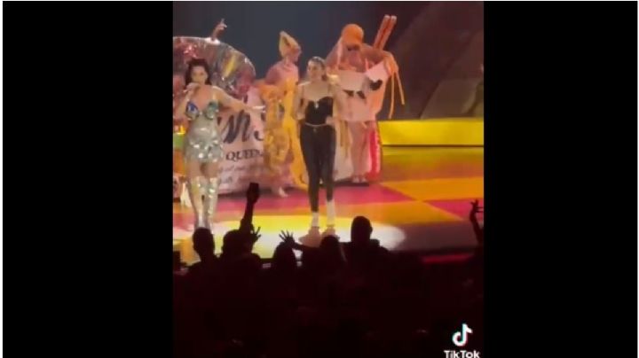 Katy Perry sube al escenario a una mexicana y le roba el show con tremendo baile | VIDEO