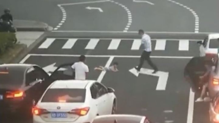 VIDEO | NiÃ±a casi muere al caer desde ventanilla de un auto y quedar en medio de la calle