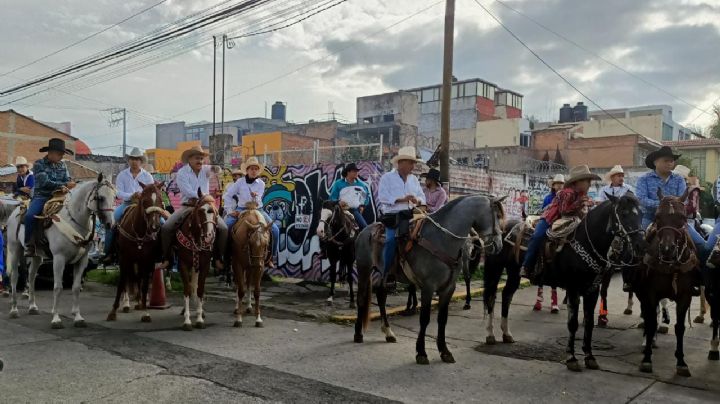 Galleros, charros y toreros marchan contra la prohibiciÃ³n de corridas de toros