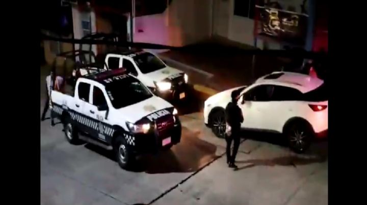 VIDEO: PolicÃ­as golpean a una mujer y 2 hombres durante detenciÃ³n en Veracruz