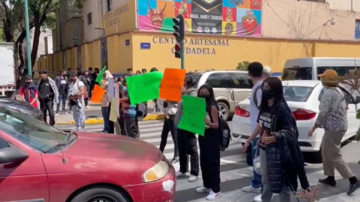 Bloqueo en la Ciudadela: alumnos del CECyT 5 impiden el paso para denunciar acoso por parte de los profesores