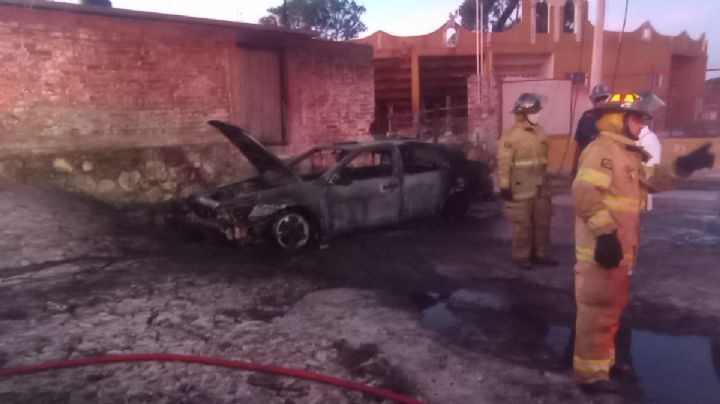 Una bodega de huachicol se incendia en Nayarit: un automóvil quedó calcinado