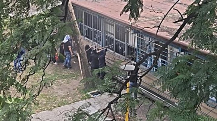 Encapuchados vandalizan las instalaciones del CCH Azcapotzalco de la UNAM