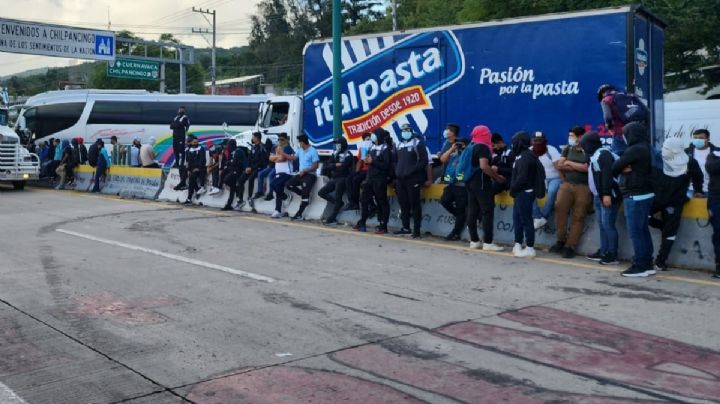 Normalistas de Ayotzinapa bloquean ambos sentidos de la Autopista del Sol a la altura de Chilpancingo