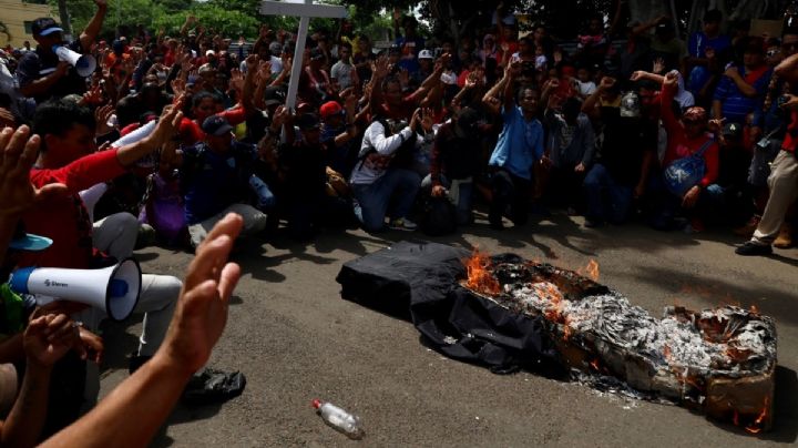 Migrantes protestan con quema de boletas en Tapachula