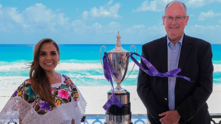 Mara Lezama recibe la copa del Torneo WTA Finales en Quintana Roo