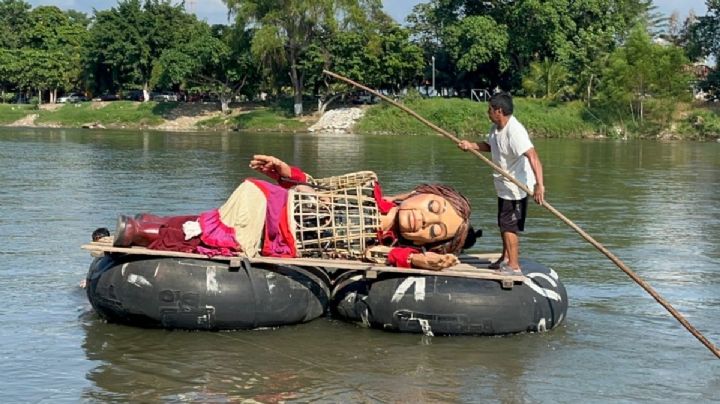 Amal, la muñeca gigante de casi tres metros, se despide de México en el Río Suchiate