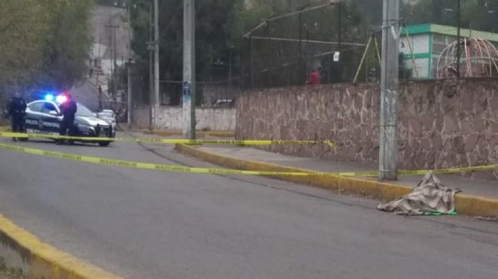 Encuentran cadáver embolsado junto a multifamiliar en Edomex, cámaras graban cuando lo abandonan