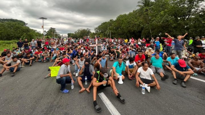 La caravana migrante bloquea ruta internacional en Chiapas 