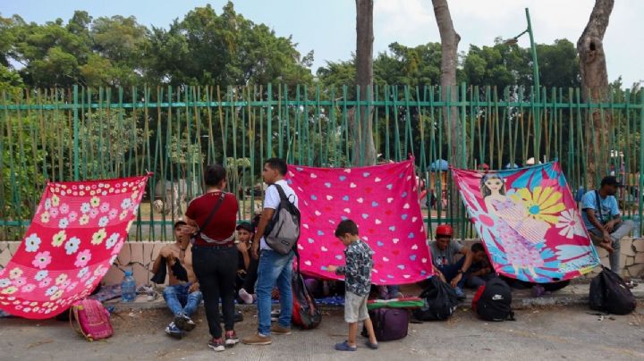 Extorsiones, sin atención médica y clima extremo: las condiciones para los migrantes que esperaran documentos en Chiapas