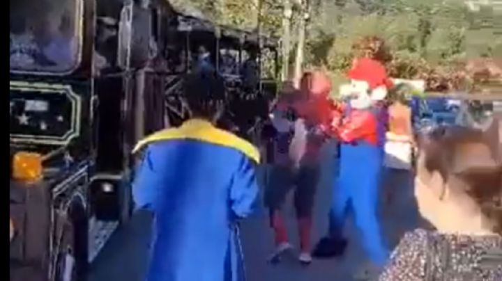 VIDEO | Botargas de Mario Bros y Spiderman se agarran a golpes en plena fiesta infantil