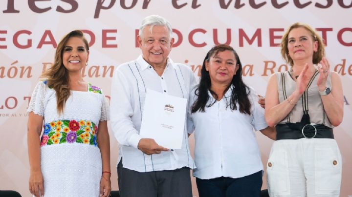AMLO y Mara Lezama entregan documentos agrarios a mujeres en Chetumal