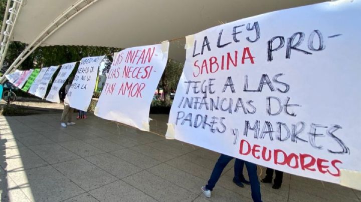 Estado de México: madres de familia denuncian a deudores alimenticios con tendedero