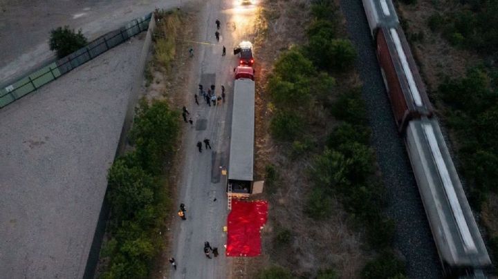 Detienen a cuatro mexicanos por la muerte de 53 migrantes dentro de un tráiler en Texas