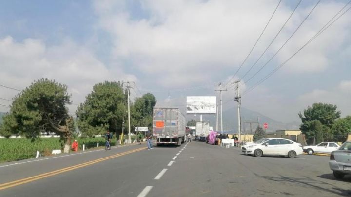 Comuneros de Pueblo Nuevo exigen agua potable, bloquean la autopista Tenango-Ixtapan de la Sal