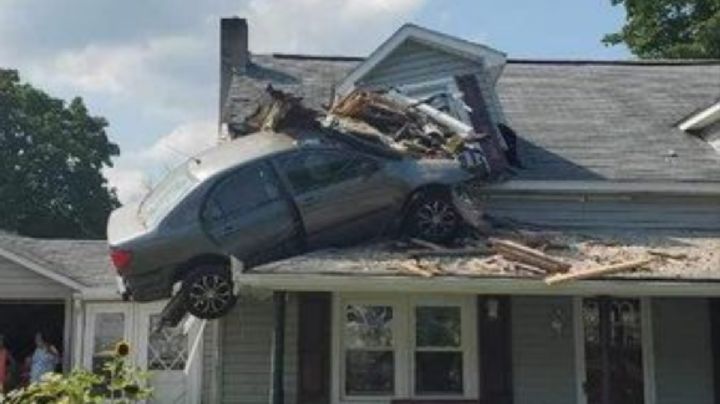 FOTOS: un auto terminó encima de una casa ¿cómo llegó ahí?