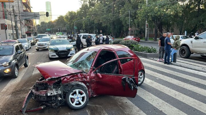 Un aparatoso choque en avenida Universidad deja un herido y afectaciones viales