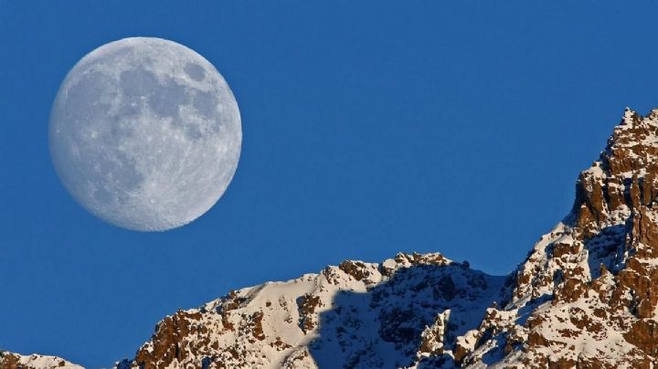 ¿Por qué a veces se puede ver la Luna durante el día en el cielo?