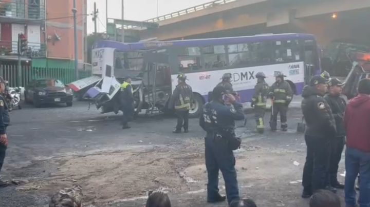 Al menos 21 lesionados deja un fuerte choque entre un tráiler y un camión de transporte público en la CDMX