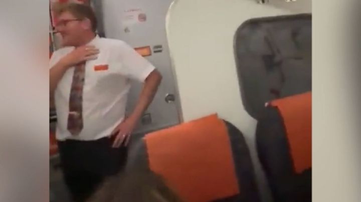 VIDEO: pareja es descubierta teniendo relaciones en el baño de un avión y los detienen