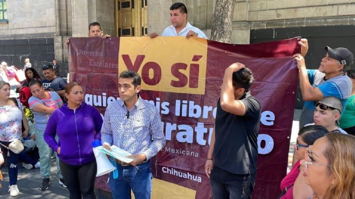 "Yo sí quiero mis libros de texto gratuito": padres de familia de Chihuahua hacen un plantón frente a la SCJN