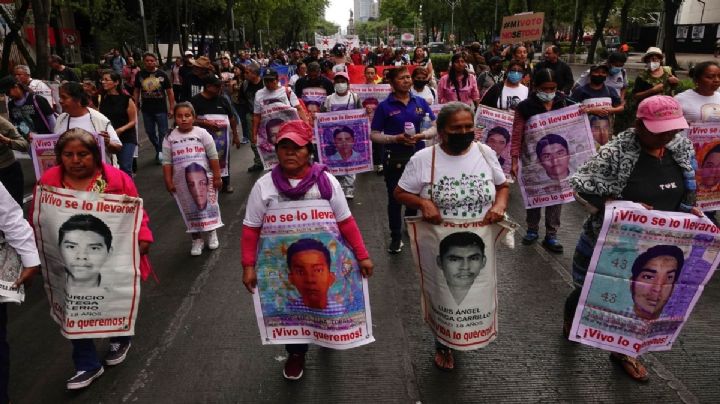 AMLO amaga con abrir nuevos expedientes sobre liberados por caso Ayotzinapa