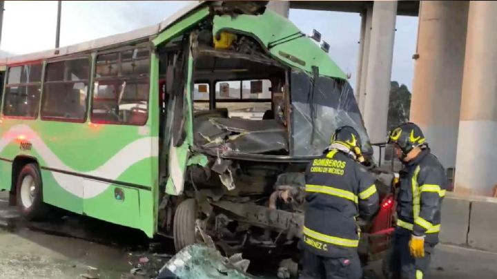 Un camión choca con una pipa en la México-Puebla por ir jugando "carreritas", hay al menos 15 heridos