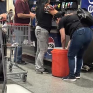 Dos mujeres acaparan los hot dogs y el refresco en Costco, desatan polémica en redes | VIDEO