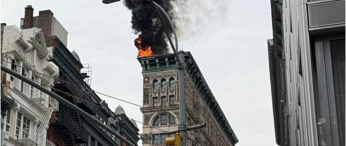 Fuerte incendio consume edificio histórico de Manhattan | VIDEO