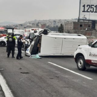 Choca y vuelca combi de pasajeros en la autopista México-Pachuca en Ecatepec | VIDEO