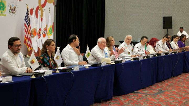 Ken Salazar se reúne con gobernadores del Sur-sureste en Cancún