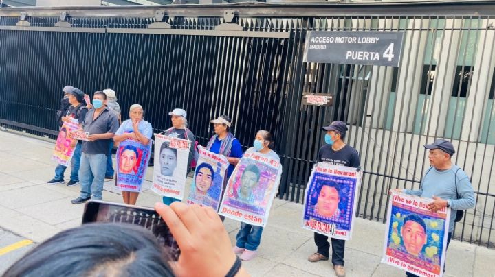 Familiares y amigos de los 43 normalistas desaparecidos protestan frente al Senado