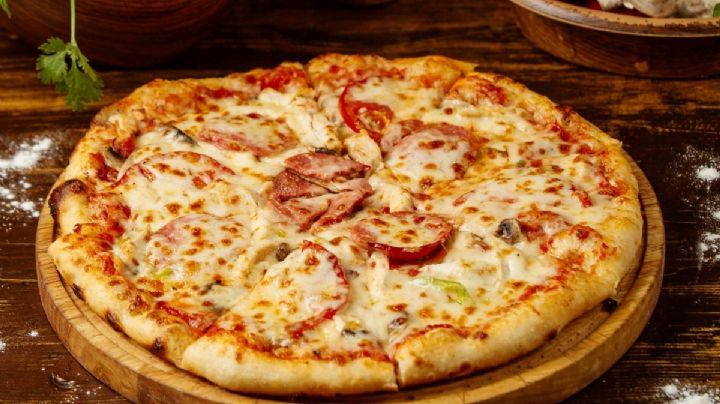 Tunden en redes a restaurante que cobra 972 pesos por pizza